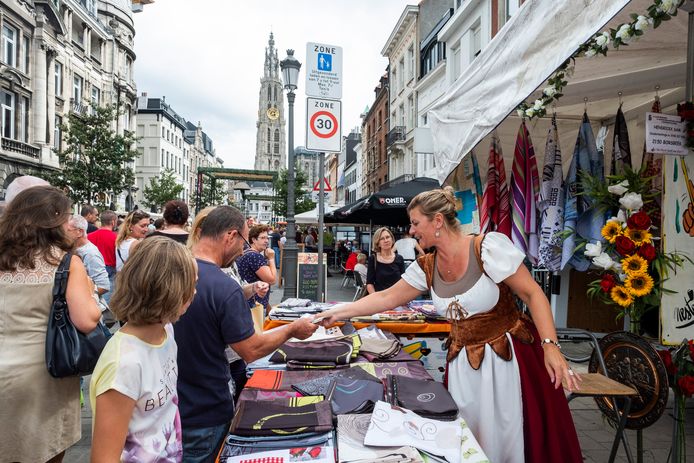 De jaarlijkse Rubensmarkt in Antwerpen trekt veel volk.