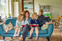 Nu ze in hun nieuwe huis wonen is er ruimte voor de fotoboeken die er liggen en waar ze ook in kijken. ,,Je kunt wel denken dat je er niet over wil praten, maar de kinderen vragen alles, zij zijn heel open.”