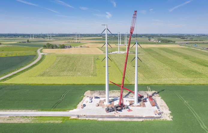 Bouw van wintrackmasten tussen Goes en Heinkenszand. Ter hoogte van de ‘knik’ in het tracé wordt de Sinoutskerkseweg vijf weken afgesloten om stroomdraden te kunnen spannen.