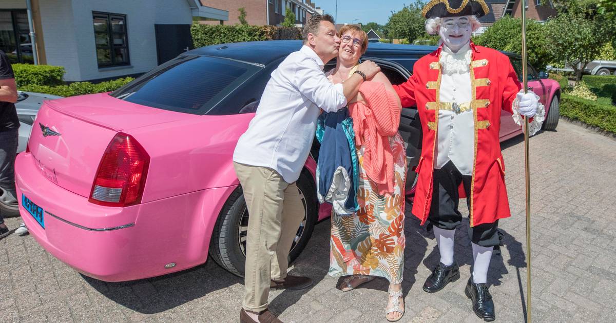 Met een roze limousine op de koffie bij zanger Alwin: ‘De rollen zijn nu even omgedraaid’