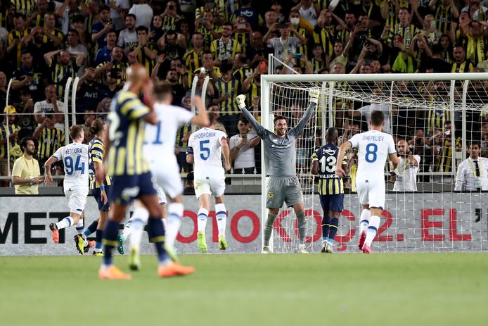 Dinamo Kiev bereikte de volgende ronde door in Istanboel met 1-2 te winnen.