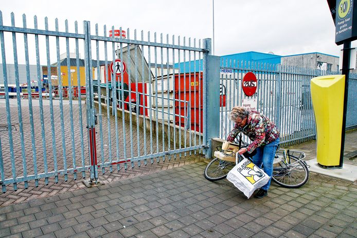 Een vrouw uit Lombok wil haar oude naaimachine inleveren bij het afvalscheidingsstation. Ze wist niet van de staking.
