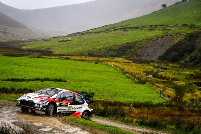 Ott Tänak blijft aan de leiding in de Rally van Wales.
