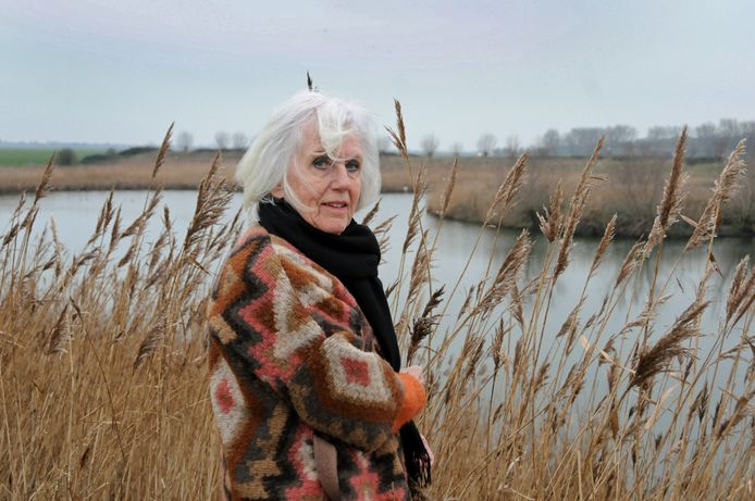Ineke van Dijke-Van de Vate herdenkt graag in stilte. Eén van haar lievelingsplekken ligt aan de Sasdijk, net buiten haar woonplaats Schuddebeurs.