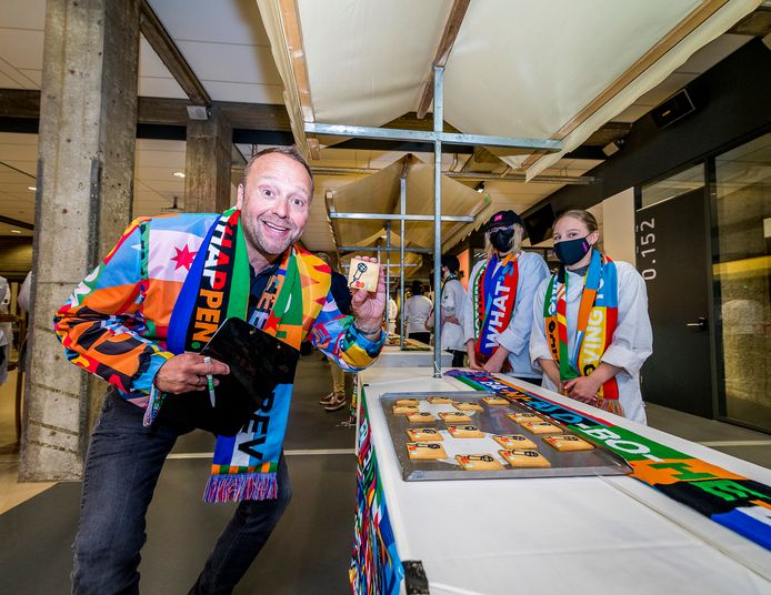 Ook cabaretier Richard Groenendijk, ambassadeur van het songfestival en gast-jurylid, pikt een koekje mee.