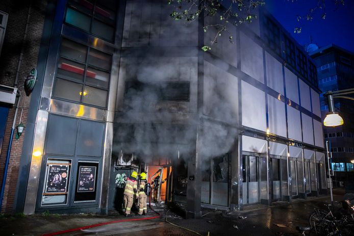 De brandweer bij het pand aan de Hoogstraat in Arnhem.