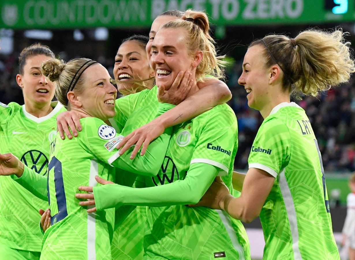 Jill Roord schiet VfL Wolfsburg ten koste van Arsenal en Vivianne Miedema naar halve finale