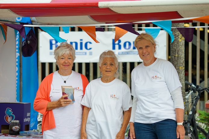 Vrijwilligers van Helianthus waren aanwezig bij Swim to Fight Cancer in Dordrecht. | Foto: Loes van Zanten