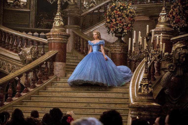 Lily James als Assepoester op het bal in Cinderella. Beeld -