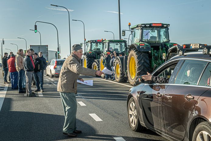 Alle passanten kregen een flyer.