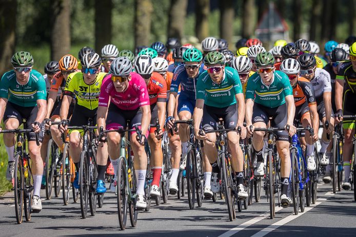 De heerschappij van De IJsselstreek in beeld. Drie renners in het groen op de eerste rij van het peloton.