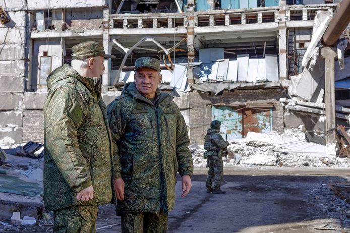 Russische minister van Defensie Sergej Sjojgoe aan de frontlijn in Oekraïne.