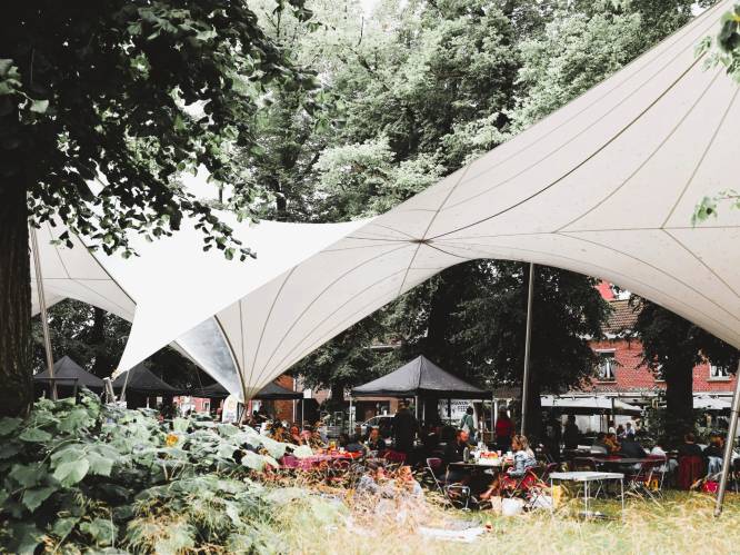 Zomervakantie wordt op gang getrapt met picknick op het dorpsplein