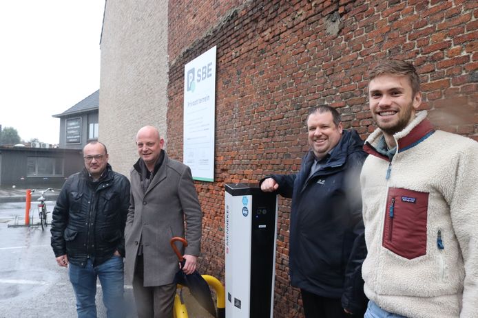 Studiebureau SBE in Sint-Niklaas heeft nu al 3 semipublieke laadpalen op haar parking, goed voor 6 laadpunten