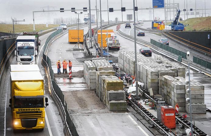 Grote betonblokken hielden de bak van de Vlaketunnel op zijn plek. Het verkeer moest via de vluchtstrook.