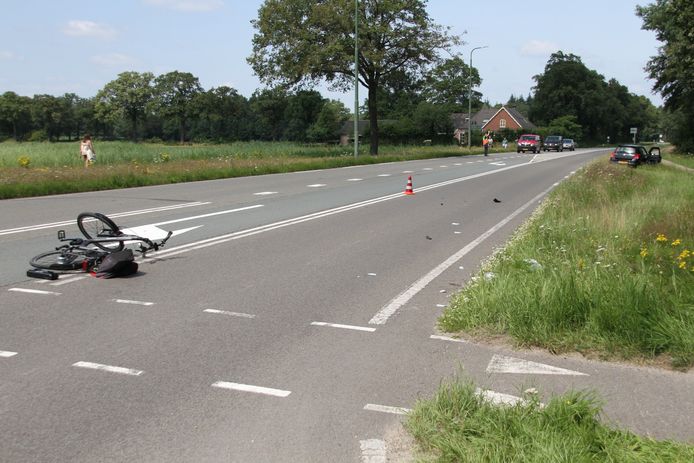 Na een aanrijding met een auto op de kruising Wechelerweg met de Raalterweg moest een fietser met onbekend letsel naar het ziekenhuis worden gebracht.