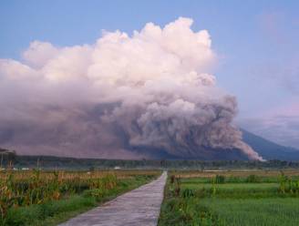 Videobeelden tonen gigantische aswolk bij vulkaanuitbarsting in Indonesië: 2.000 mensen geëvacueerd