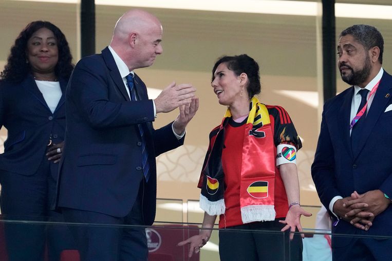 Hadja Lahbib, de Belgische minister voor Buitenlandse zaken, draagt in gesprek met Fifabaas Infantino de OneLove-band tijdens België-Canada. Beeld AP