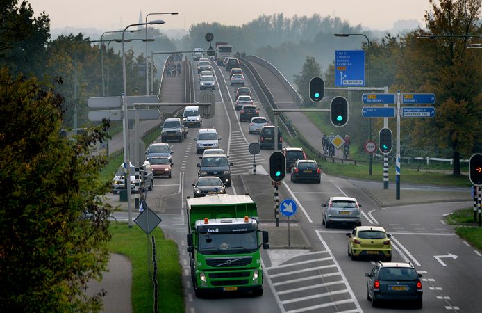 Verkeersdrukte bij de Rhenense Rijnbrug.