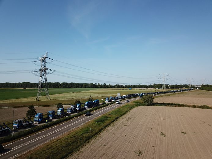 Meer dan honderd vrachtwagens van Renewi, gezien vanuit de lucht.