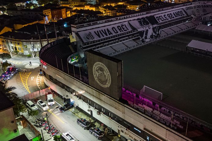 La bara con la bara di Pelè viene trasportata allo stadio Villa Belmero.