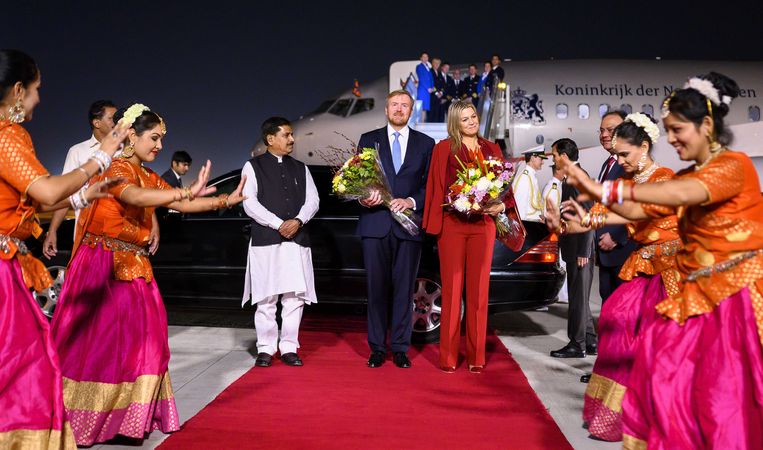 Koning Willem-Alexander en koningin Maxima komen aan op het vliegveld van New Delhi.  Beeld ANP