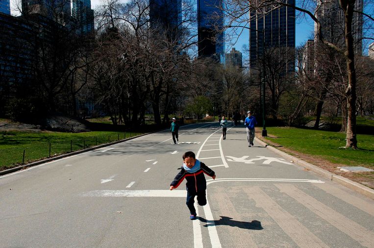 Een jongetje loopt in Central Park.  Beeld AFP