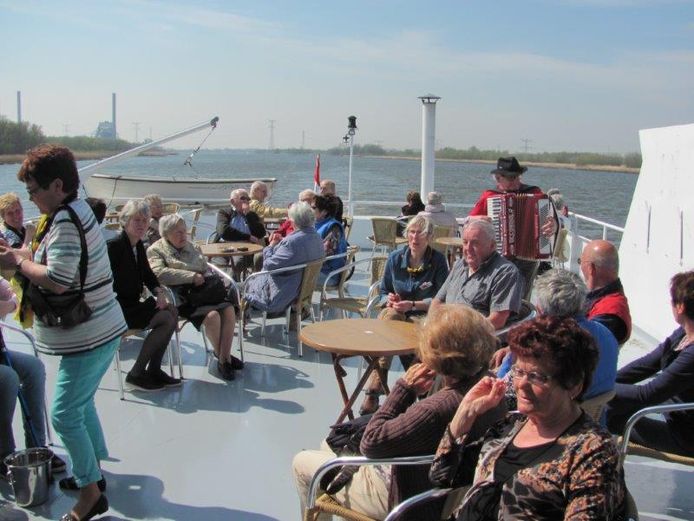 Zonnebloem Oud Maasdriel vaart met Columbus een dagje uit. Maasdriel
