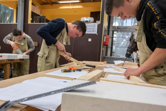 Martijn Janssen (r), Jesse van de Velde (m) en Rick Oostdijk bouwen een tafel voor de Skills Talents vakwedstrijden.