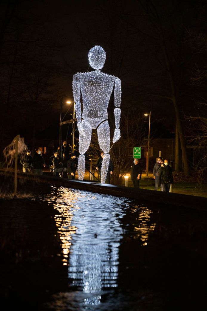 Grote Willi bracht een ode aan de zorg aan het wzc Vesalius in Brasschaat.