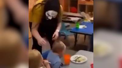 Na de schokkende beelden: begeleiders kinderdagverblijf aangeklaagd nadat ze peuters schrik aanjagen met Halloweenmasker