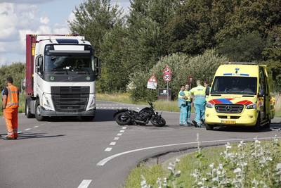 Motorrijdster (49) uit Willemstad zwaargewond bij botsing in Heijningen, vrachtwagenchauffeur gaf ve