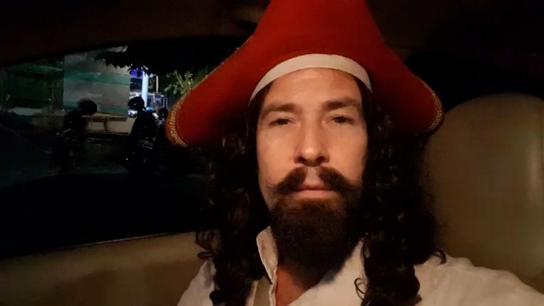 Hans de Kraker in piratenpak.
 Beeld 