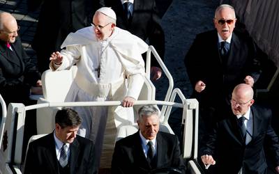 Paus lichtgewond na plotseling remmen pausmobiel