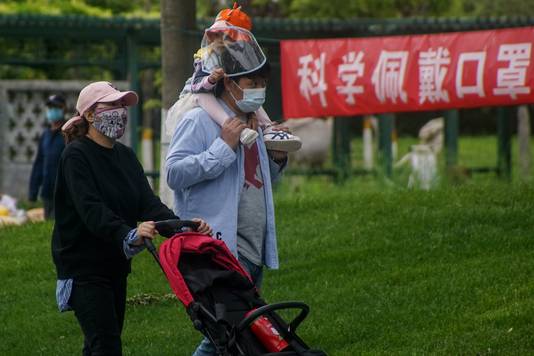 Een gezin met mondmaskers in Peking.