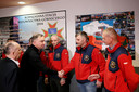 De Poolse president Andrzej Duda (2e van links) en de ceo van JSW Tomasz Cudny (L) ontmoeten reddingswerkers bij de Pniowek-mijn in Pawlowice.
