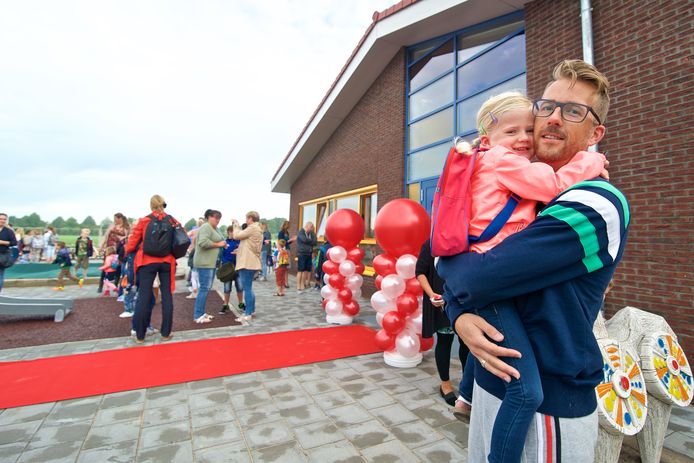 De Brede School 'Turfhuis' in Moordrecht krijgt haar kiss and ridestrook terug voor ouders die kinderen brengen en halen.