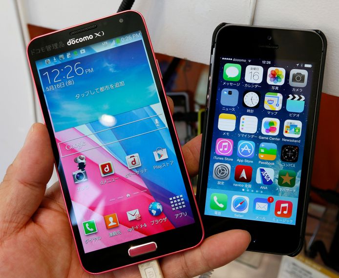 De Galaxy J SC-02F van Samsung (links) en de iPhone 5s van Apple.