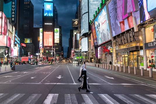Een nagenoeg leeg Times Square in New York. Andrew Cuomo, gouverneur van de staat New York, heeft alle inwoners de opdracht gegeven om thuis te blijven, met uitzondering van mensen met cruciale beroepen.