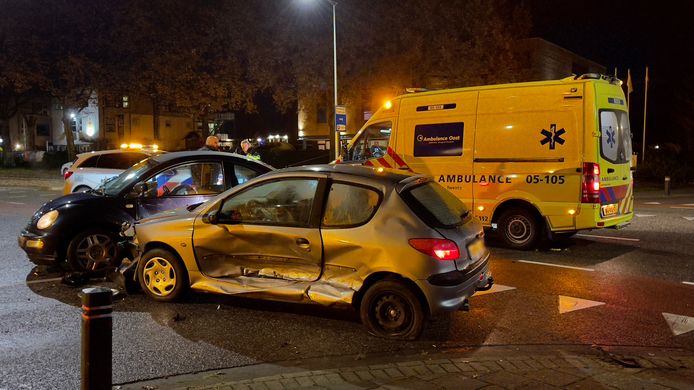 De schade aan de twee personenauto's op de kruising van de Titus Brandsmastraat en de Berkstraat in Oldenzaal is groot.
