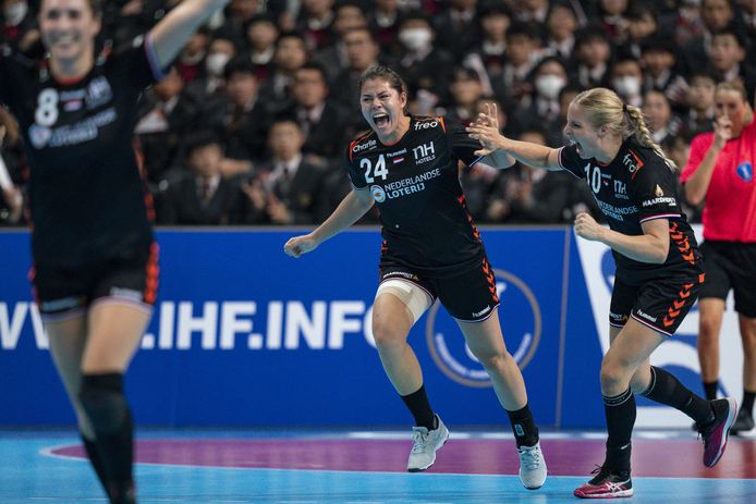 Martine Smeets (24) schreeuwt het samen met Danick Snelder uit als Oranje op een grotere voorsprong komt tijdens het WK in Japan.