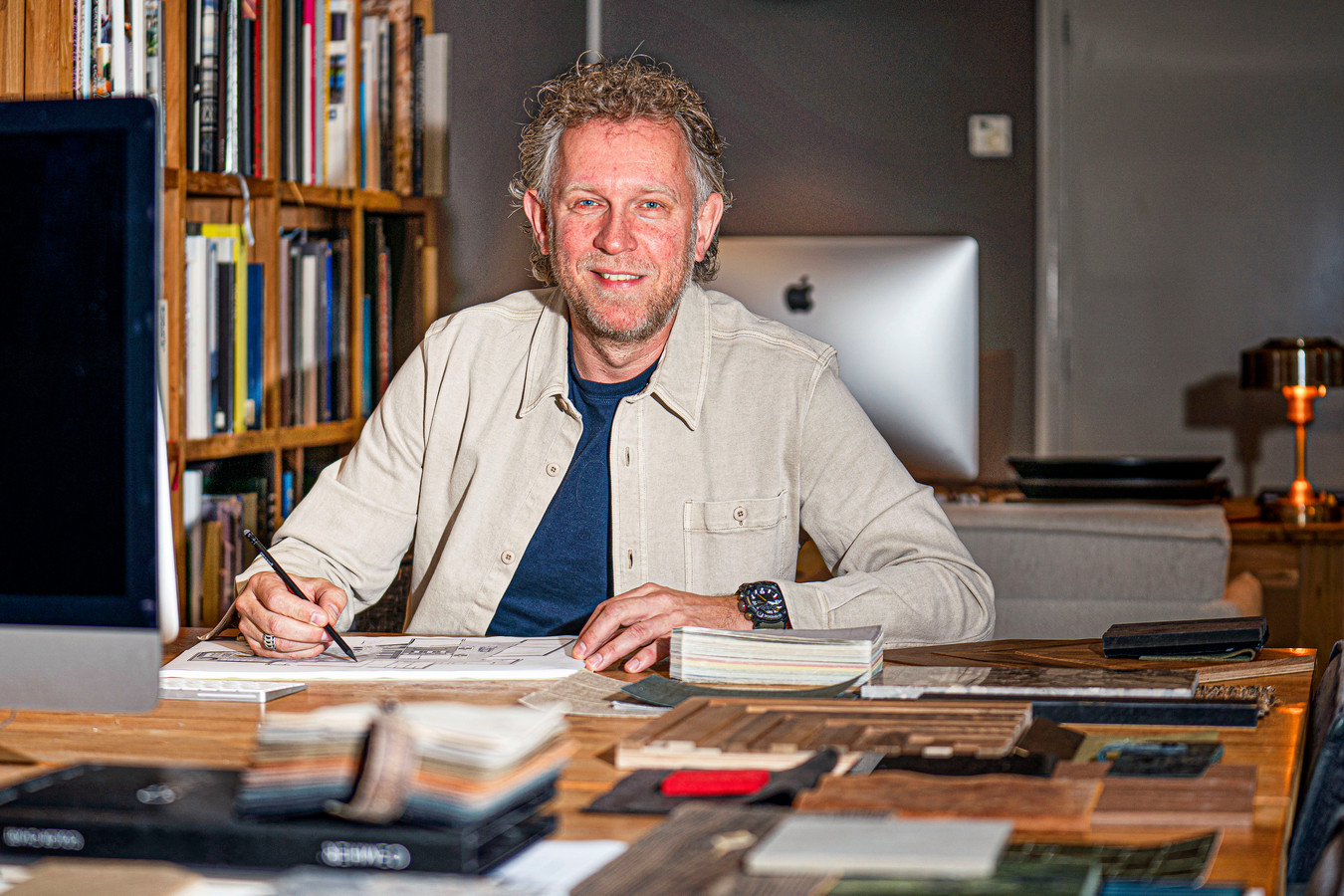 Nuensense ontwerper Hans Kuijten jaar lang gevolgd voor tv; ‘ontzettend ...
