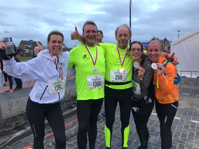 Deelnemers aan de halve marathon Linschotenloop 2018, met Sigrid Hesselink links.