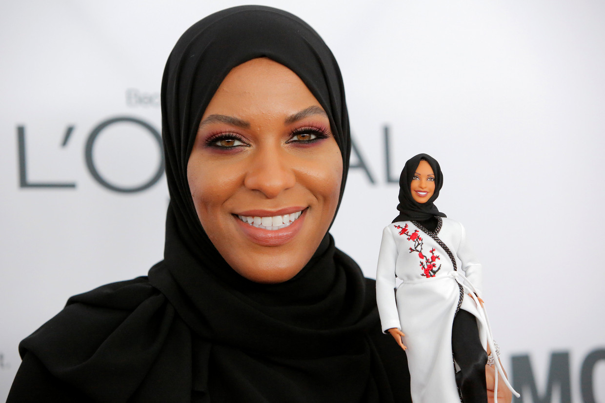Schermster Ibtihaj Muhammad met haar Barbie.  Beeld REUTERS