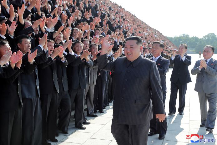 Kim Jong-un (midden) op een foto vrijgegeven door het Koreaanse staatspersbureau.