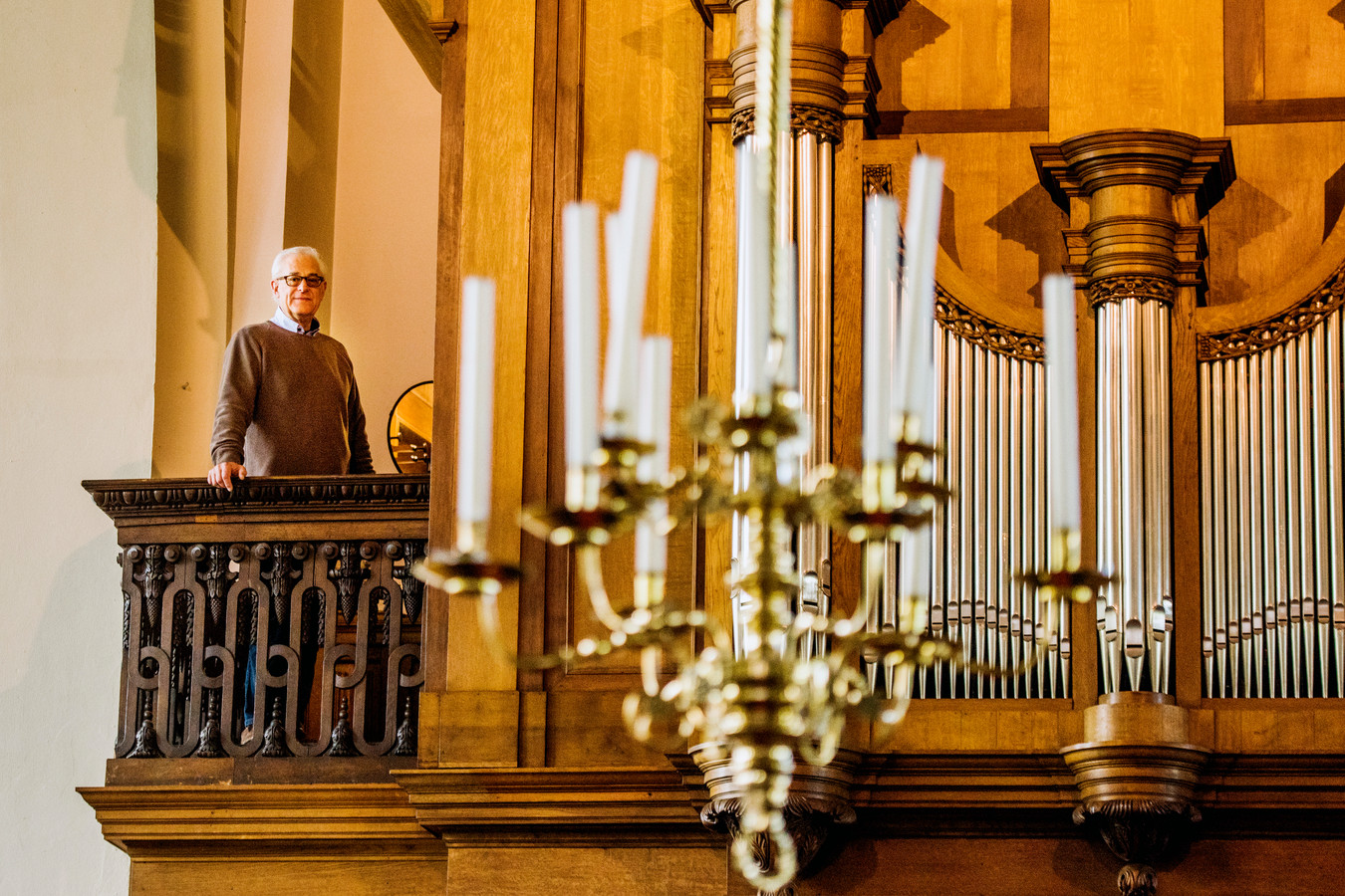 Organist Ad van Sleuwen bij het Van Hirthum-orgel in de kerk van Hilvarenbeek
