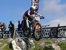 Puck Pieterse debuteert met winst op de mountainbike: ‘Weet niet wat er gebeurd is’