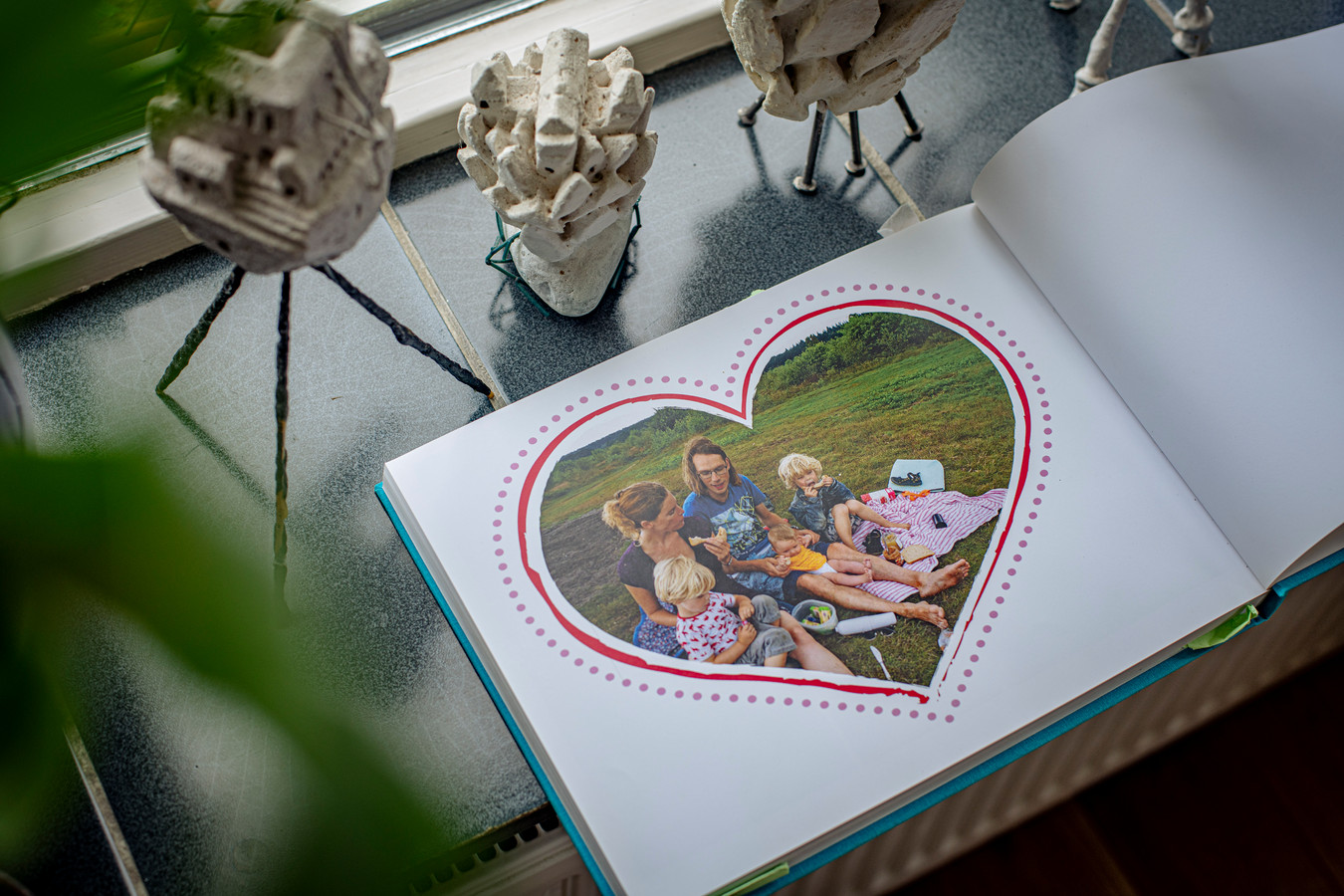 Zo vlak voor de vakantie hebben de kinderen het moeilijk. Boos riepen ze: ‘We waren avonturiers, we deden altijd leuke dingen en nu doen we niks.’