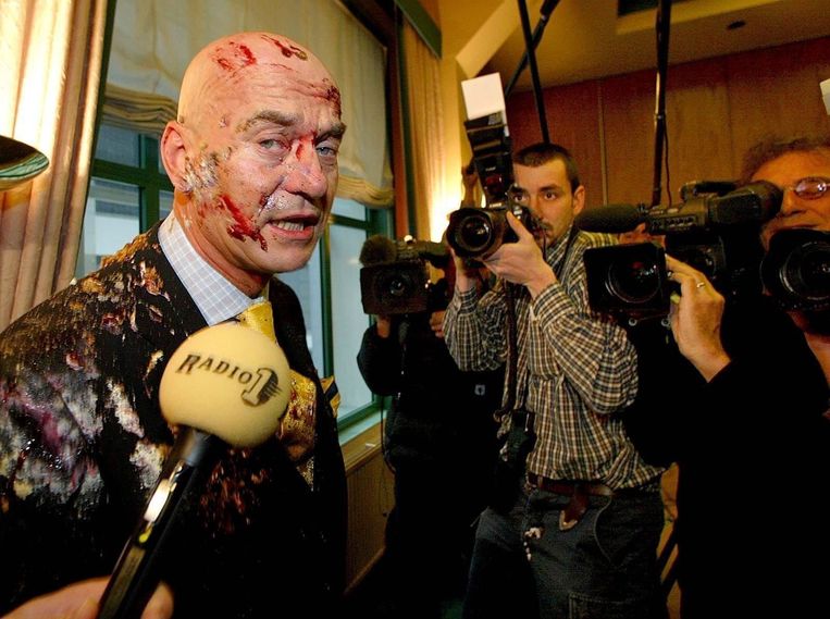 Pim Fortuyn staat de pers te woord in Nieuwspoort na besmeurd te zijn met een kotstaart. Beeld Ed Oudenaarden / ANP