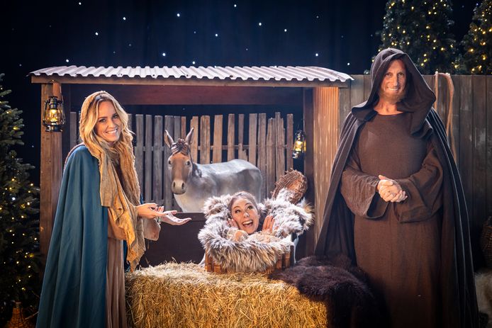 Ellen, Marie en Gert als Maria, Jezus en Jozes in hun kerstsingle  ‘Wil Jij Mijn kerstcadeautje Zijn?’